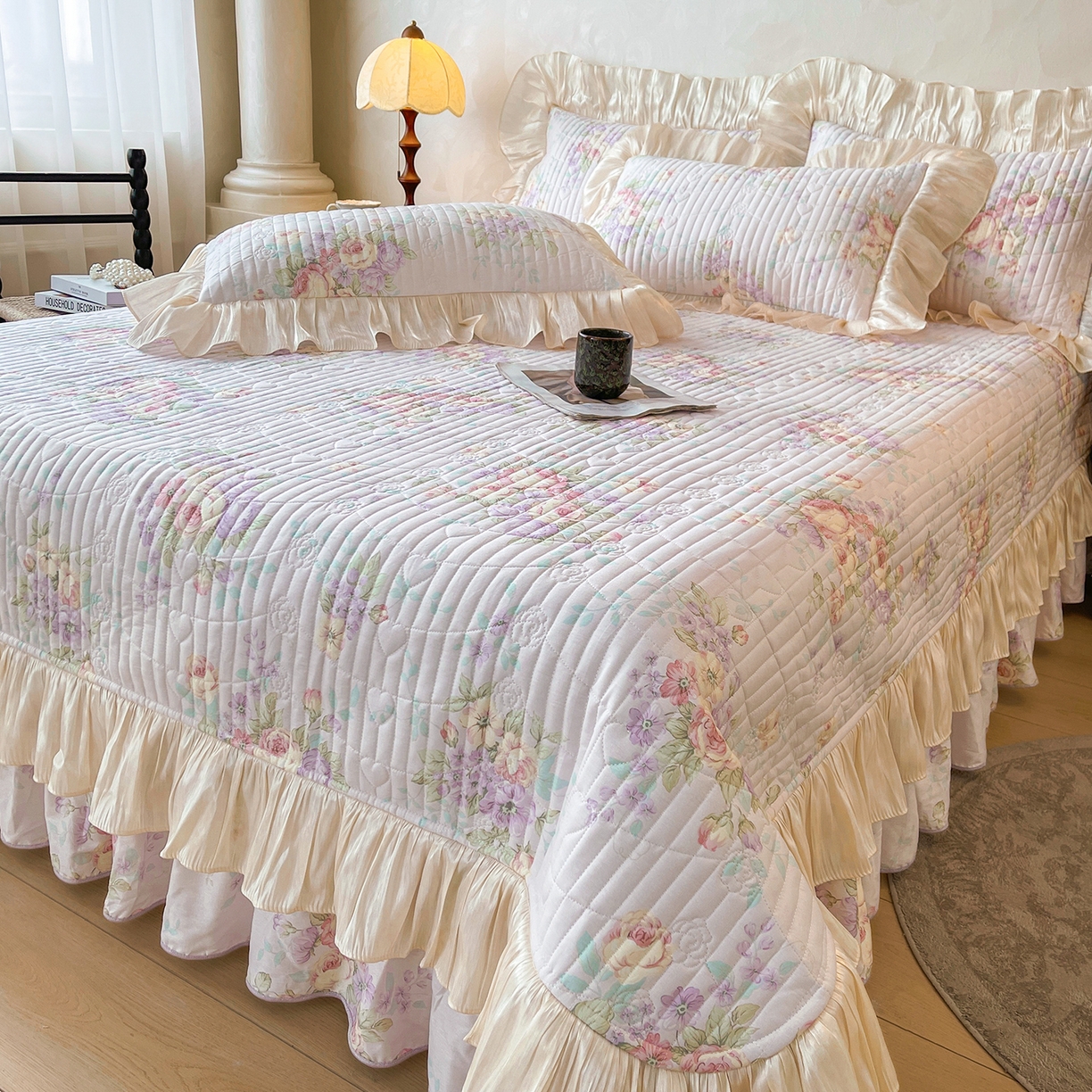 91家纺网 家纺一手货源 找家纺 宜凡家纺 2026新款全棉印花公主风夹棉床盖三件套 假日