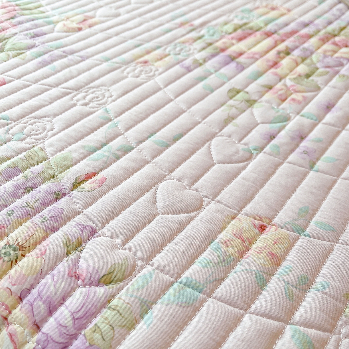 91家纺网 家纺一手货源 找家纺 宜凡家纺 2026新款全棉印花公主风夹棉床盖三件套 假日