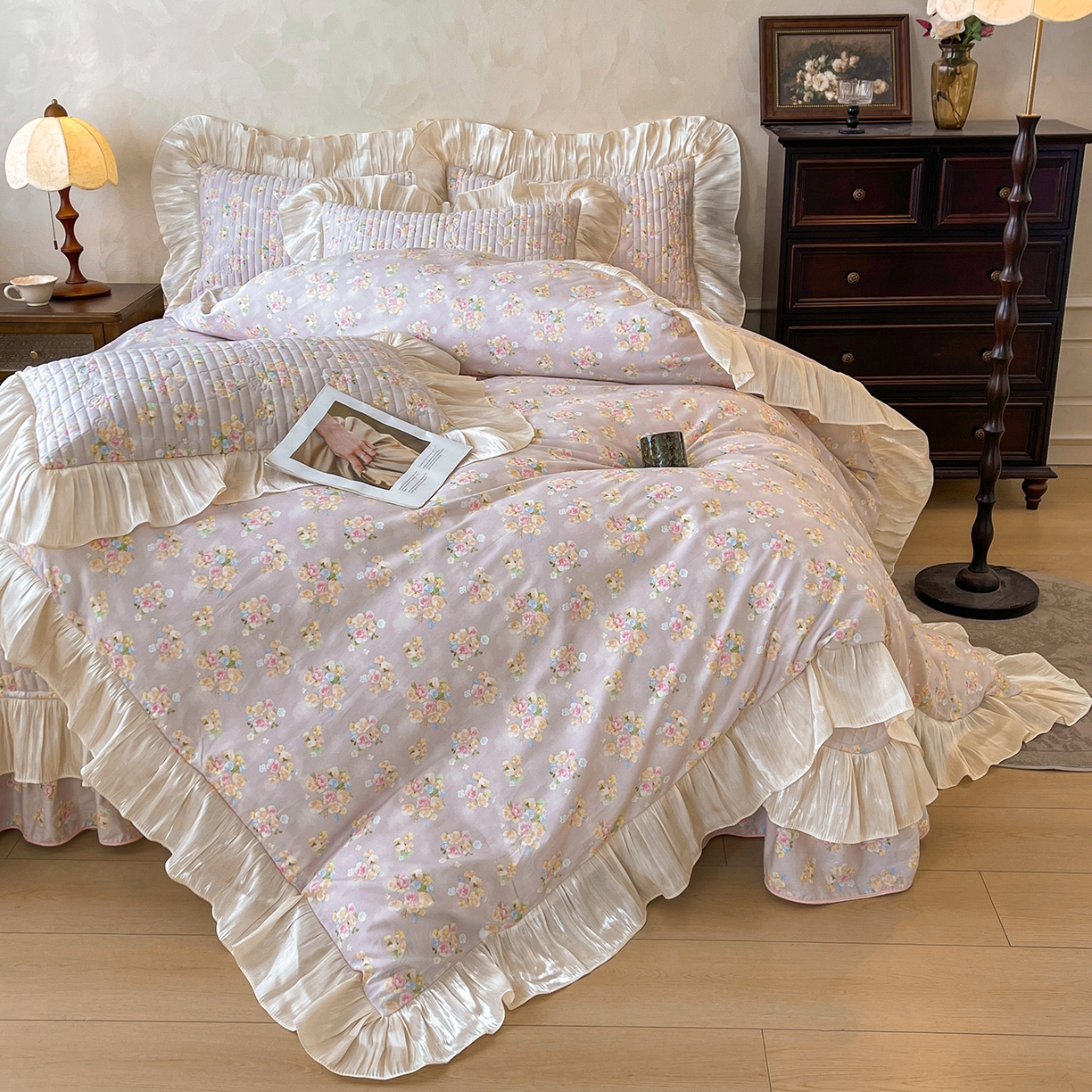 91家纺网 家纺一手货源 找家纺 宜凡家纺 2026新款全棉印花公主风夹棉床盖四件套 木槿