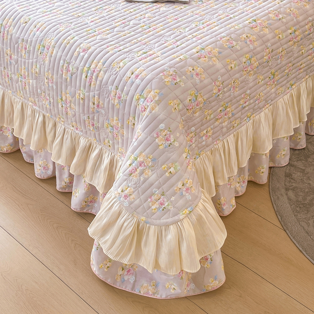 91家纺网 家纺一手货源 找家纺 宜凡家纺 2026新款全棉印花公主风夹棉床盖四件套 木槿