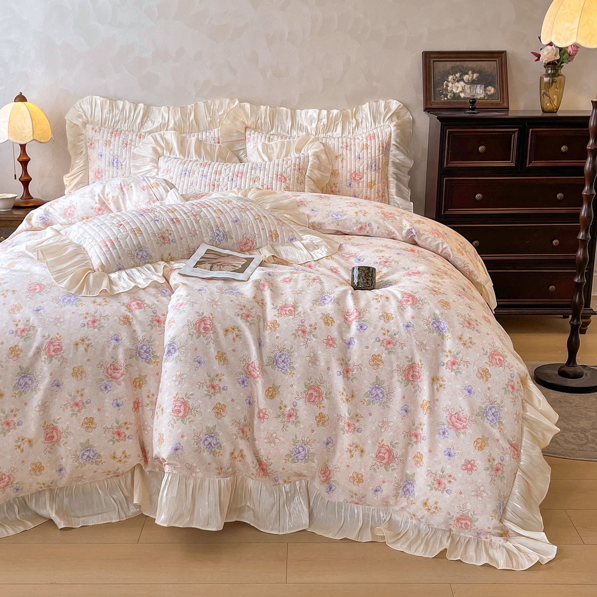 91家纺网 家纺一手货源 找家纺 宜凡家纺 2026新款全棉印花公主风夹棉床盖四件套 梦娜