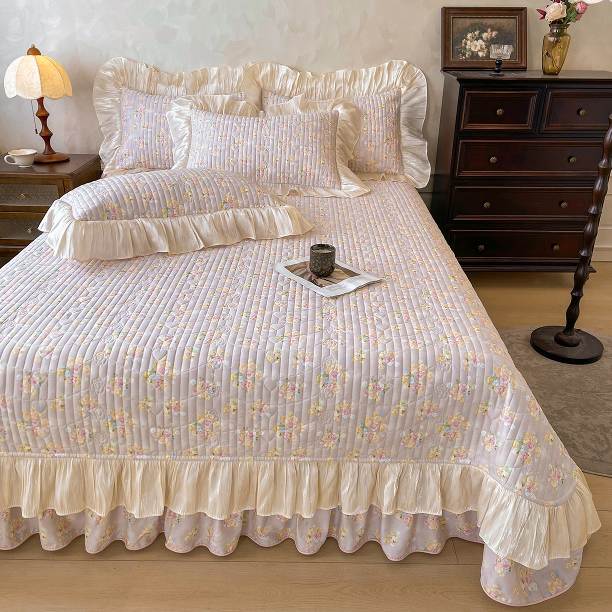 91家纺网 家纺一手货源 找家纺 宜凡家纺 2026新款全棉印花公主风夹棉床盖四件套 木槿