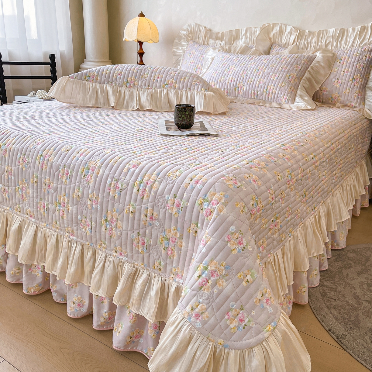 91家纺网 家纺一手货源 找家纺 宜凡家纺 2026新款全棉印花公主风夹棉床盖四件套 木槿