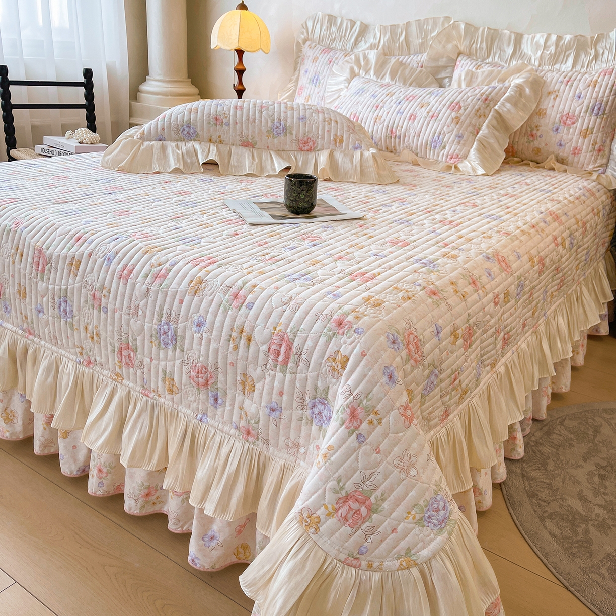 91家纺网 家纺一手货源 找家纺 宜凡家纺 2026新款全棉印花公主风夹棉床盖四件套 梦娜