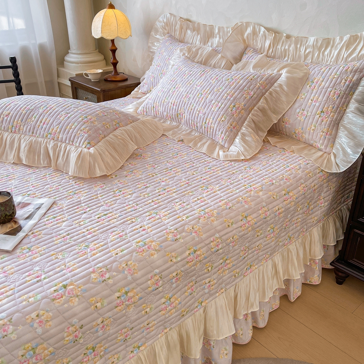 91家纺网 家纺一手货源 找家纺 宜凡家纺 2026新款全棉印花公主风夹棉床盖四件套 木槿