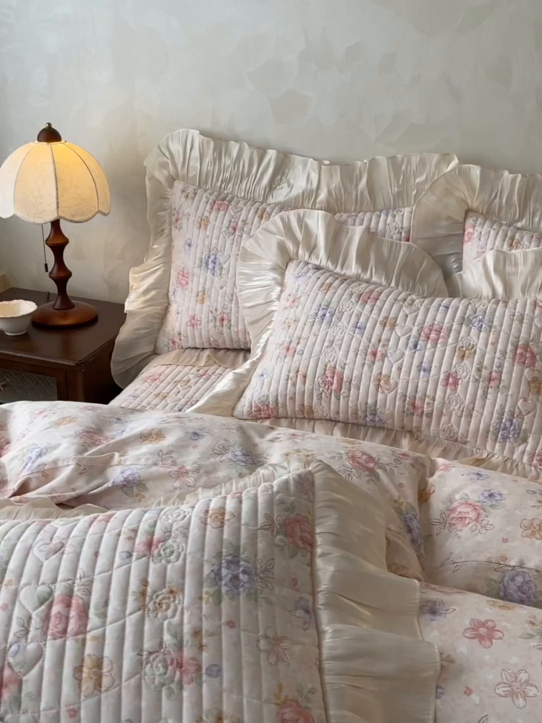 91家纺网 家纺一手货源 找家纺 宜凡家纺 2026新款全棉印花公主风夹棉床盖四件套 梦娜