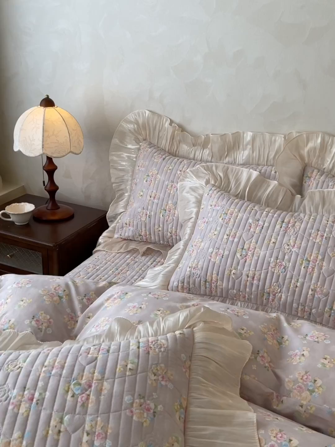 91家纺网 家纺一手货源 找家纺 宜凡家纺 2026新款全棉印花公主风夹棉床盖四件套 木槿