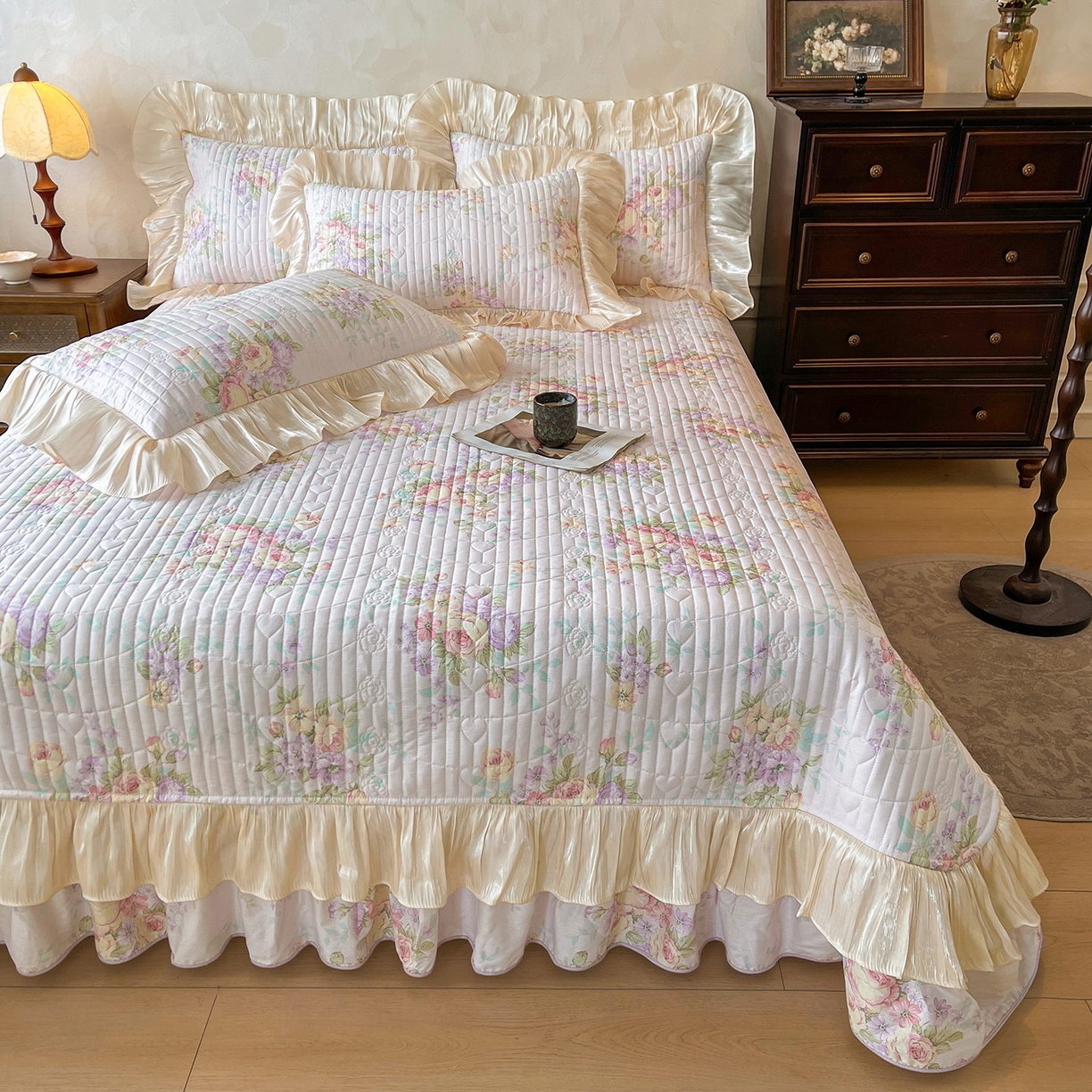 91家纺网 家纺一手货源 找家纺 宜凡家纺 2026新款全棉印花公主风夹棉床盖四件套 假日