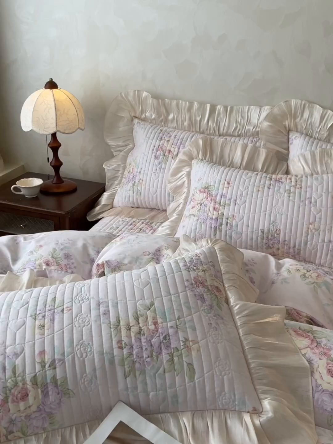 91家纺网 家纺一手货源 找家纺 宜凡家纺 2026新款全棉印花公主风夹棉床盖四件套 假日