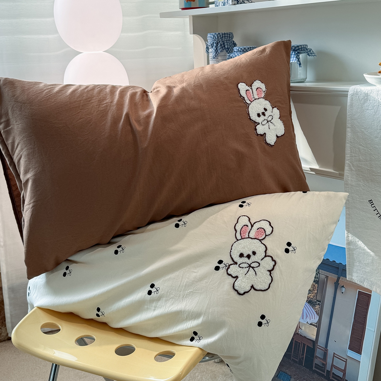 91家纺网 家纺一手货源 找家纺 曼谷家纺 新款 水洗棉毛巾绣枕套单只单品枕套单件 小女孩-樱桃咖