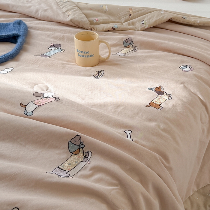 91家纺网 家纺一手货源 找家纺 暖生活 2026新款A类全棉双层纱毛巾绣夏被 被子被芯 滑板腊肠