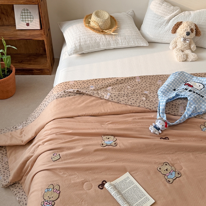 91家纺网 家纺一手货源 找家纺 暖生活 2026新款A类全棉双层纱毛巾绣夏被 被子被芯 布朗妮