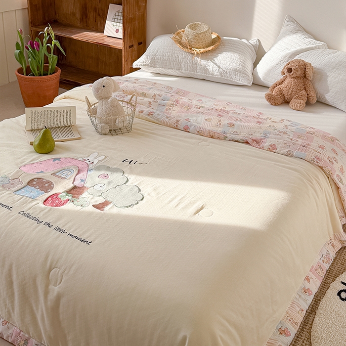 91家纺网 家纺一手货源 找家纺 暖生活 2026新款A类全棉双层纱毛巾绣夏被 被子被芯 春日小屋