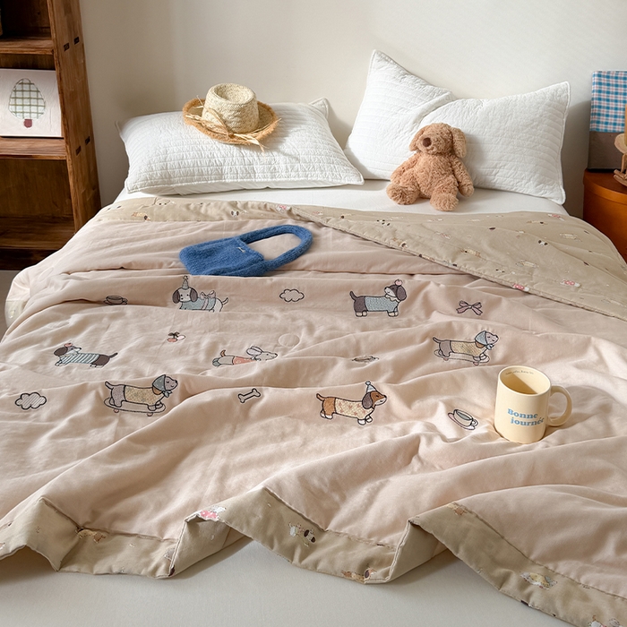 91家纺网 家纺一手货源 找家纺 暖生活 2026新款A类全棉双层纱毛巾绣夏被 被子被芯 滑板腊肠