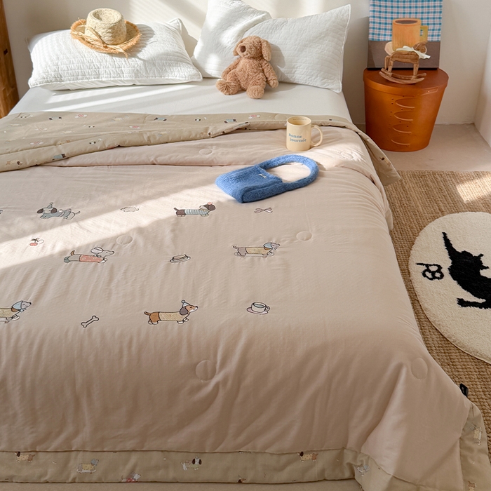 91家纺网 家纺一手货源 找家纺 暖生活 2026新款A类全棉双层纱毛巾绣夏被 被子被芯 滑板腊肠