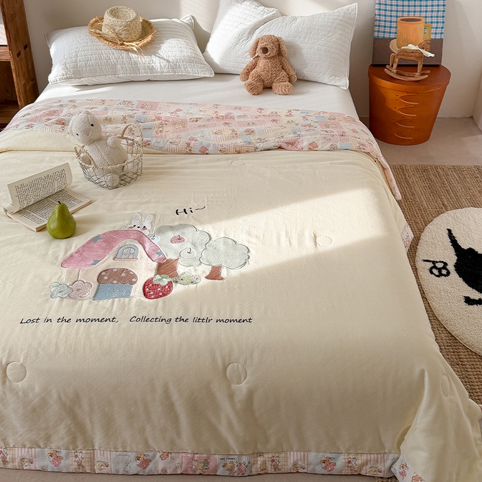 91家纺网 家纺一手货源 找家纺 暖生活 2026新款A类全棉双层纱毛巾绣夏被 被子被芯 春日小屋