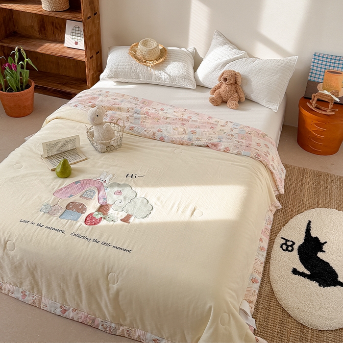 91家纺网 家纺一手货源 找家纺 暖生活 2026新款A类全棉双层纱毛巾绣夏被 被子被芯 春日小屋