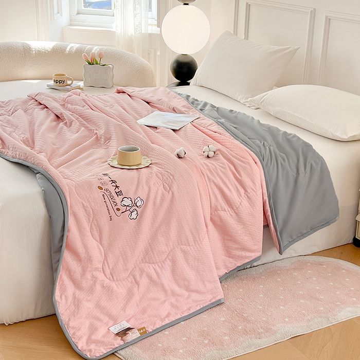 91家纺网 家纺一手货源 找家纺 VIP被业 2026新款新一代大豆泡泡纱夏被水洗棉大豆夏被夏凉被空调被 粉配灰