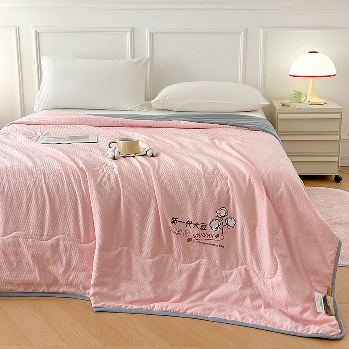 91家纺网 家纺一手货源 找家纺 VIP被业 2026新款新一代大豆泡泡纱夏被水洗棉大豆夏被夏凉被空调被 粉配灰
