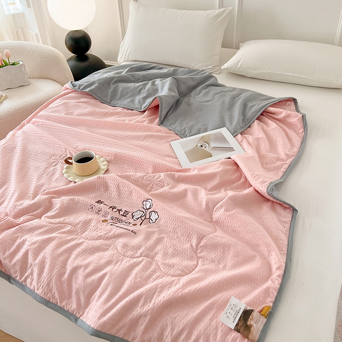 91家纺网 家纺一手货源 找家纺 VIP被业 2026新款新一代大豆泡泡纱夏被水洗棉大豆夏被夏凉被空调被 粉配灰