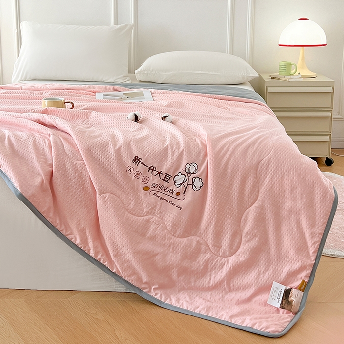 91家纺网 家纺一手货源 找家纺 VIP被业 2026新款新一代大豆泡泡纱夏被水洗棉大豆夏被夏凉被空调被 粉配灰