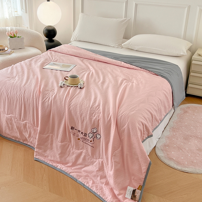 91家纺网 家纺一手货源 找家纺 VIP被业 2026新款新一代大豆泡泡纱夏被水洗棉大豆夏被夏凉被空调被 粉配灰