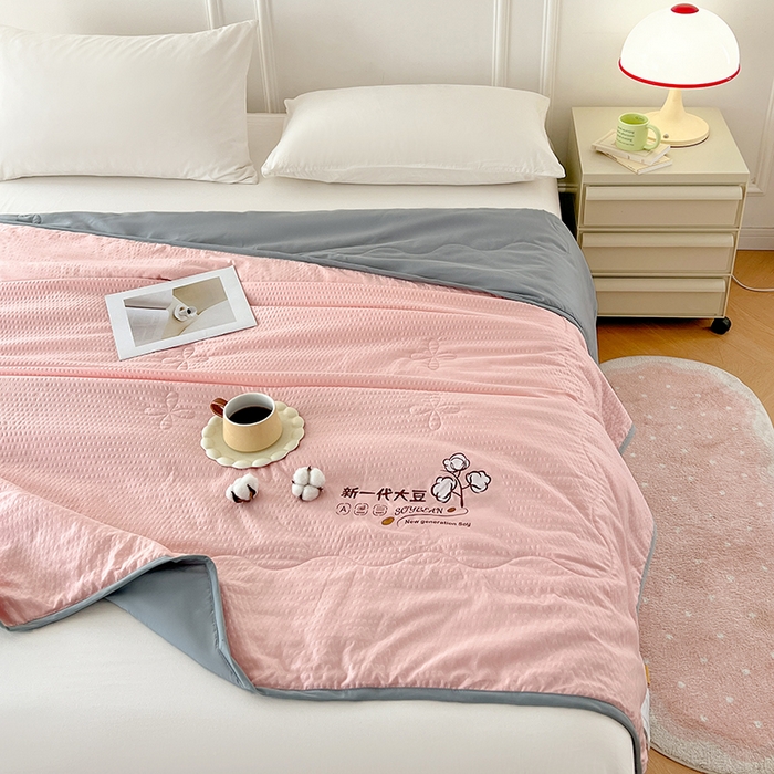 91家纺网 家纺一手货源 找家纺 VIP被业 2026新款新一代大豆泡泡纱夏被水洗棉大豆夏被夏凉被空调被 粉配灰