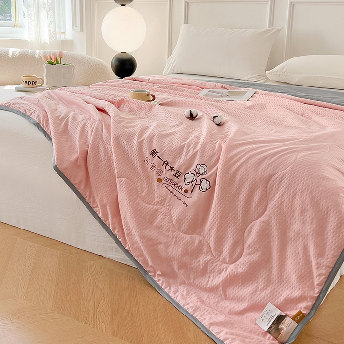 91家纺网 家纺一手货源 找家纺 VIP被业 2026新款新一代大豆泡泡纱夏被水洗棉大豆夏被夏凉被空调被 粉配灰