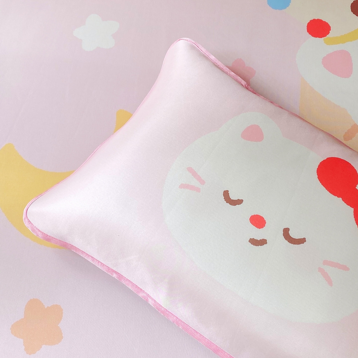 91家纺网 家纺一手货源 找家纺 莱米家纺 2026新款大版小冰皮床笠床席 晚安小猫床席