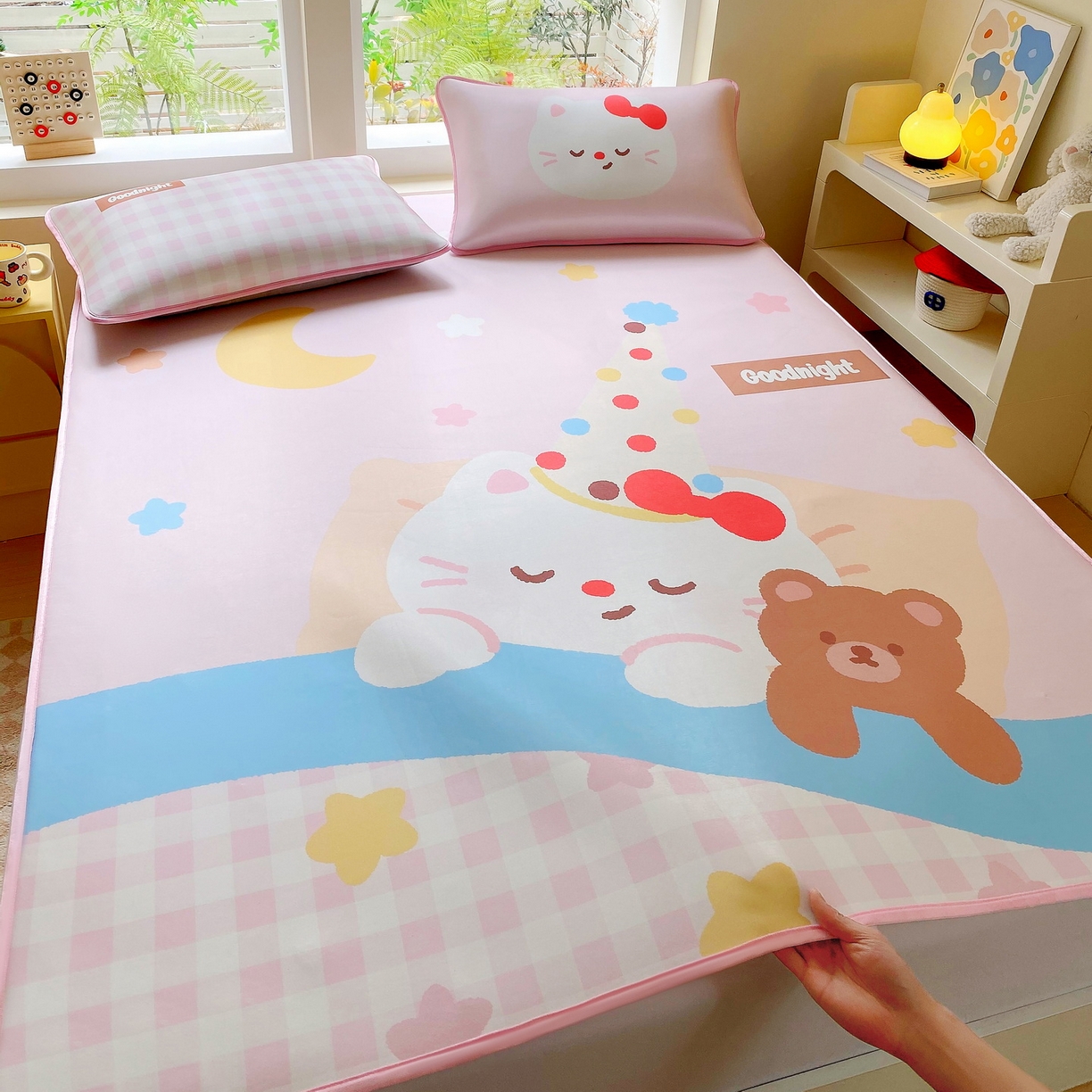 91家纺网 家纺一手货源 找家纺 莱米家纺 2026新款大版小冰皮床笠床席 晚安小猫床席