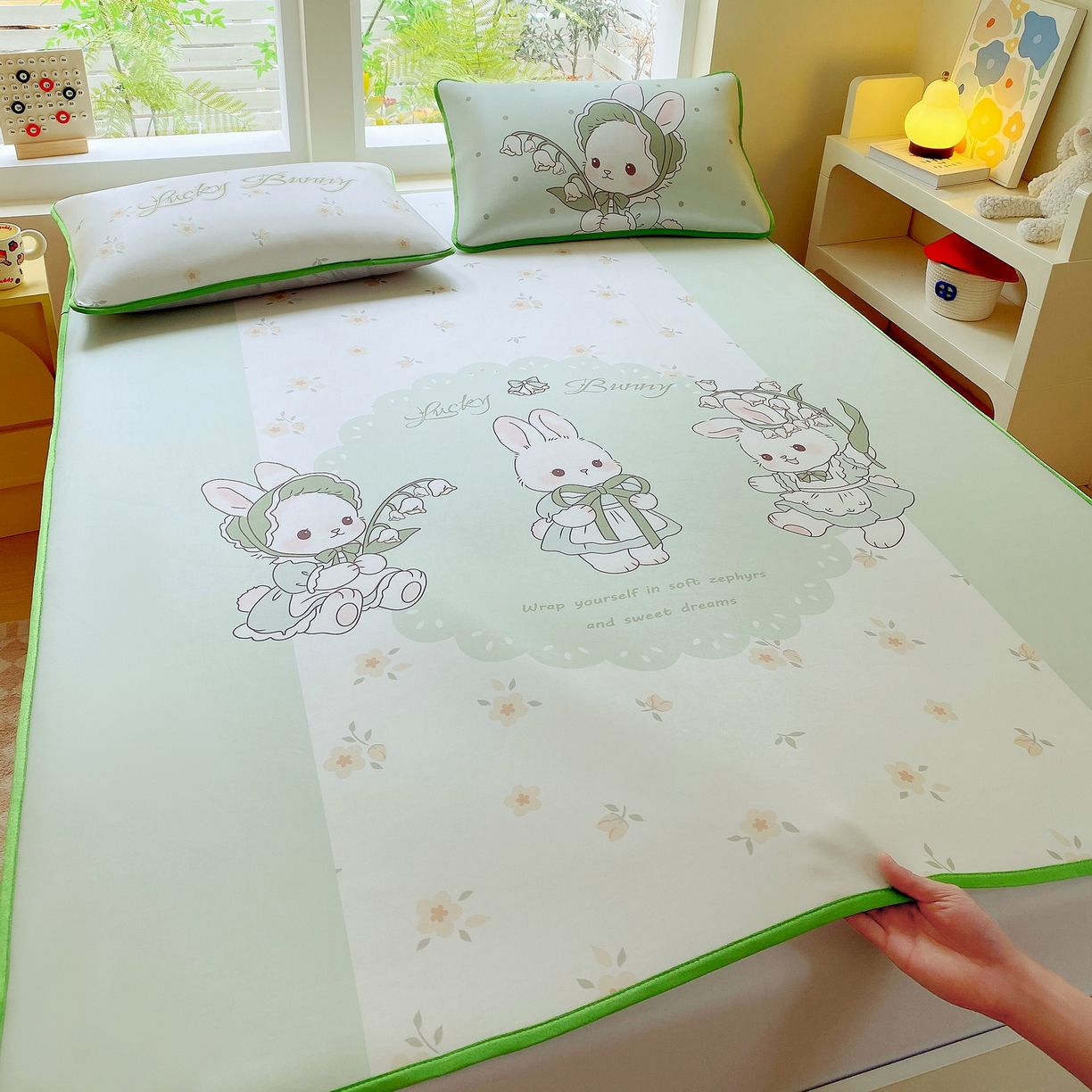 91家纺网 家纺一手货源 找家纺 莱米家纺 2026新款大版小冰皮床笠床席 甜美小兔床席