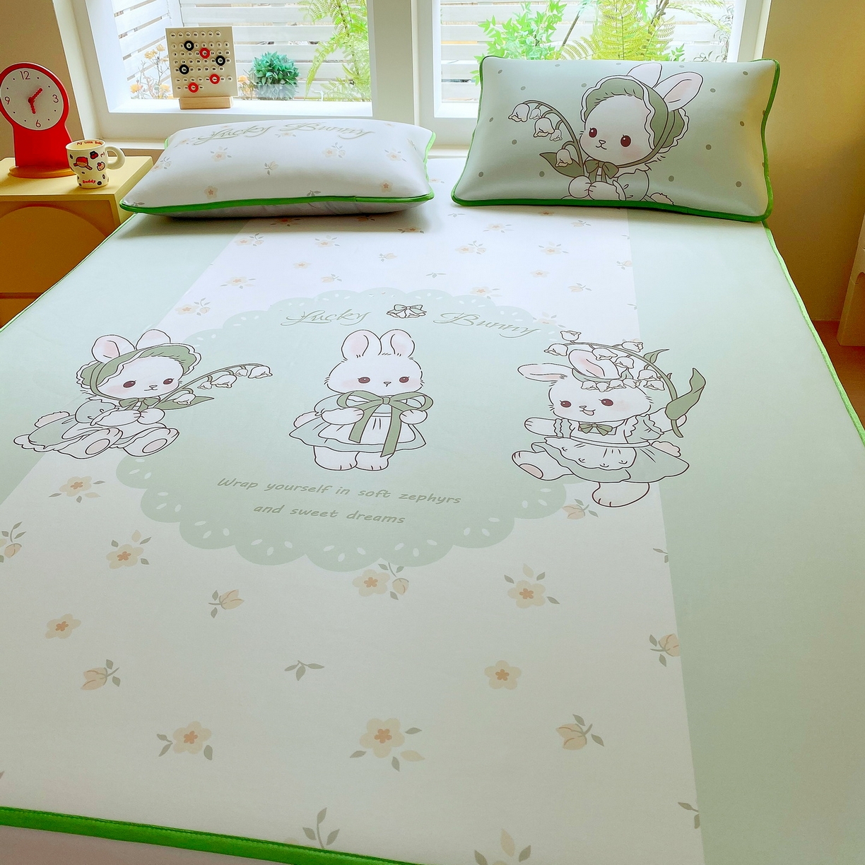 91家纺网 家纺一手货源 找家纺 莱米家纺 2026新款大版小冰皮床笠床席 甜美小兔床席