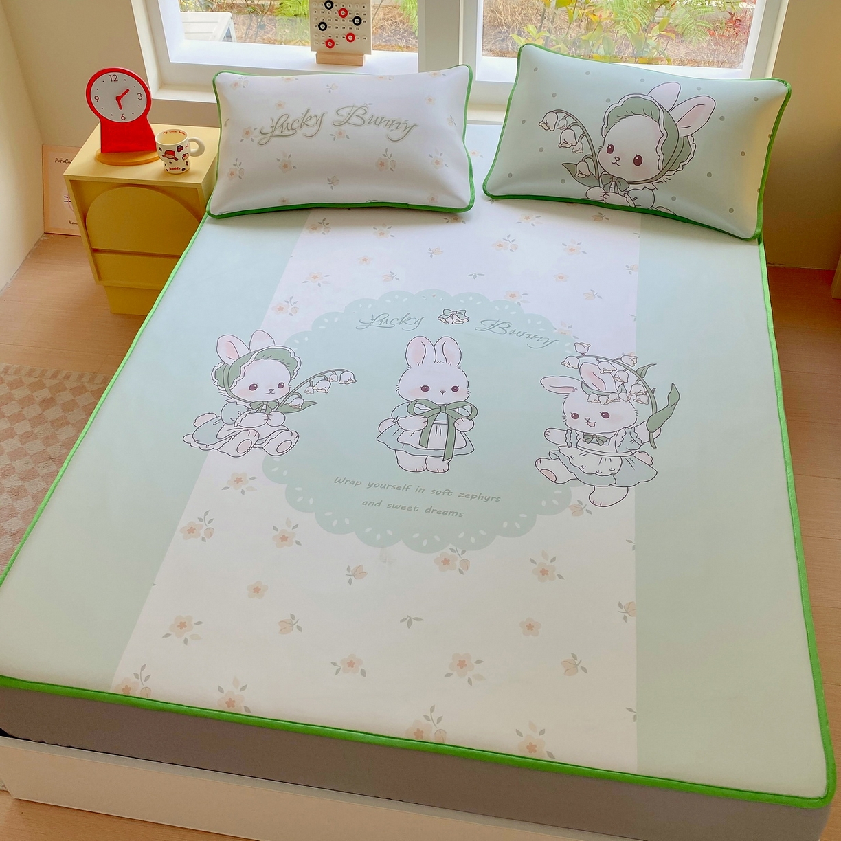 91家纺网 家纺一手货源 找家纺 莱米家纺 2026新款大版小冰皮床笠床席 甜美小兔床笠