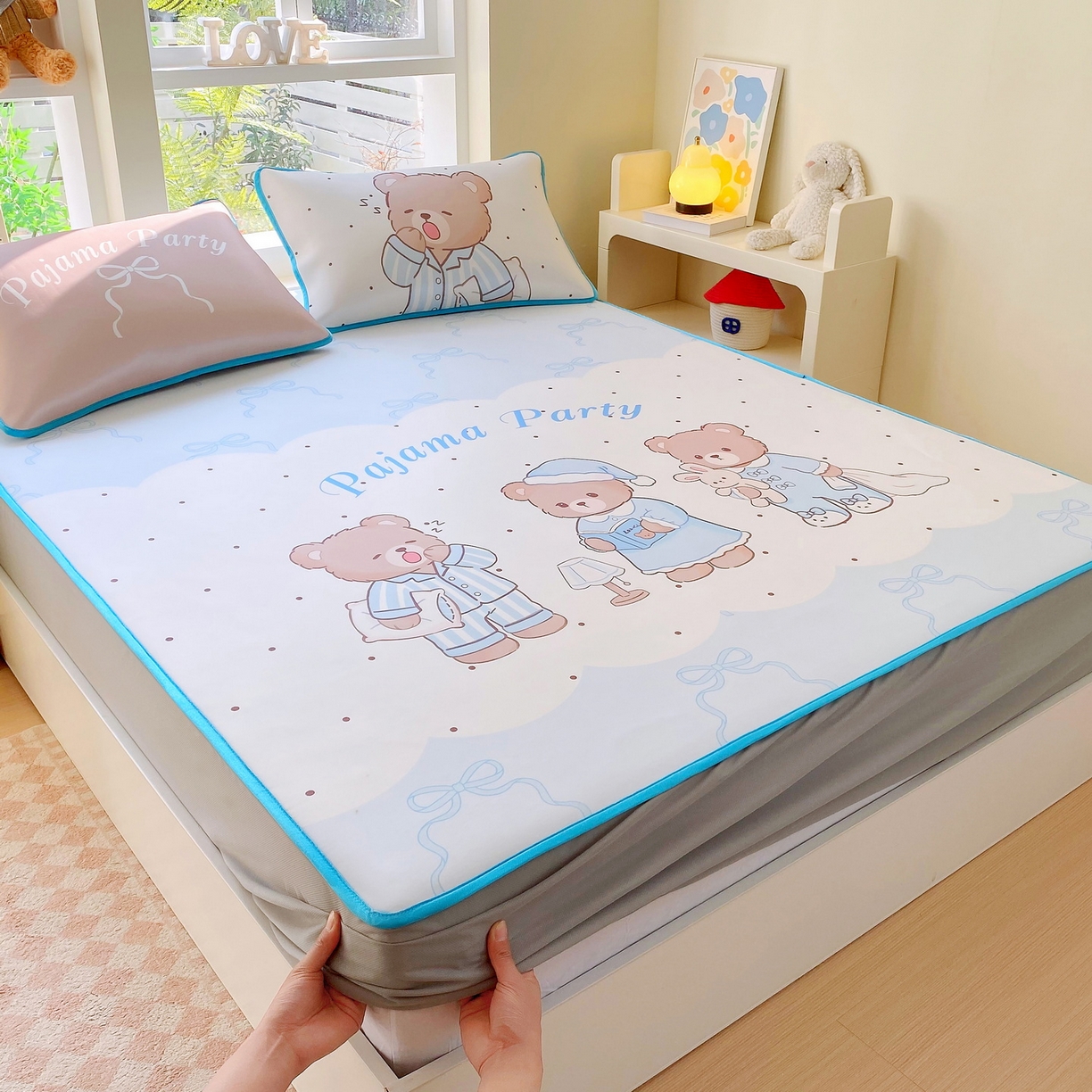 91家纺网 家纺一手货源 找家纺 莱米家纺 2026新款大版小冰皮床笠床席 熊熊派对床笠