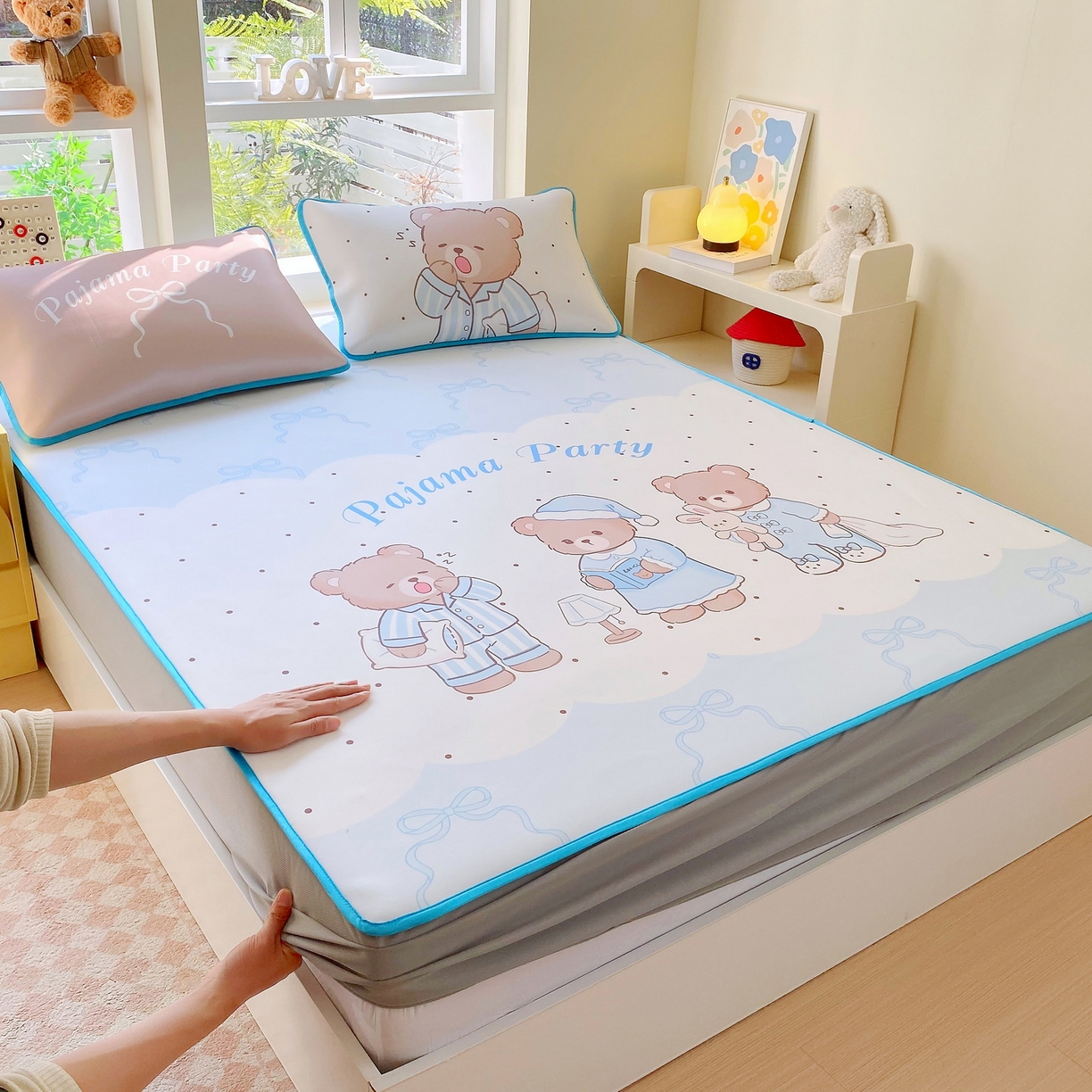 91家纺网 家纺一手货源 找家纺 莱米家纺 2026新款大版小冰皮床笠床席 熊熊派对床笠