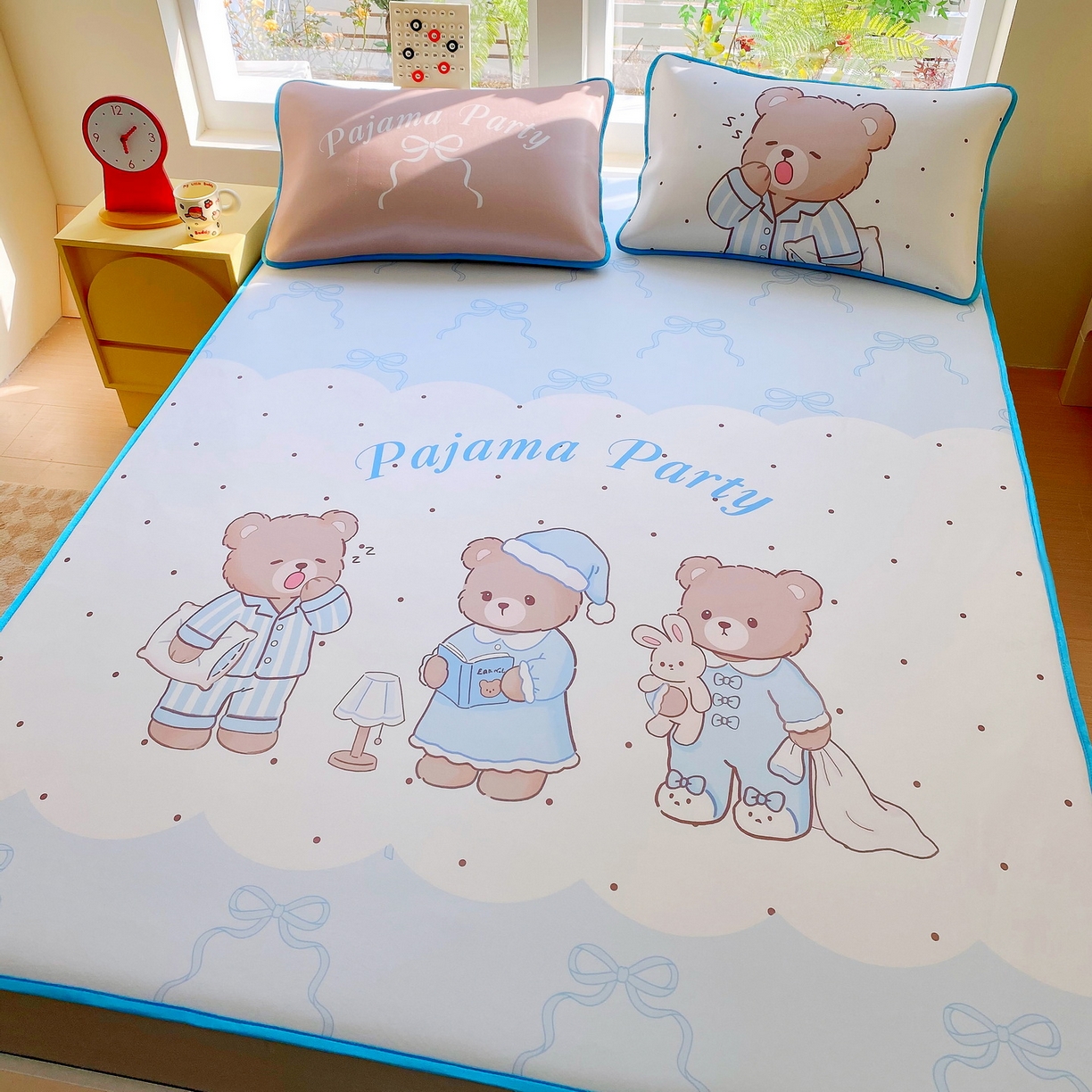 91家纺网 家纺一手货源 找家纺 莱米家纺 2026新款大版小冰皮床笠床席 熊熊派对床笠