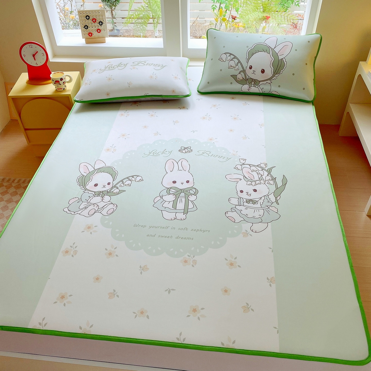 91家纺网 家纺一手货源 找家纺 莱米家纺 2026新款大版小冰皮床笠床席 甜美小兔床席