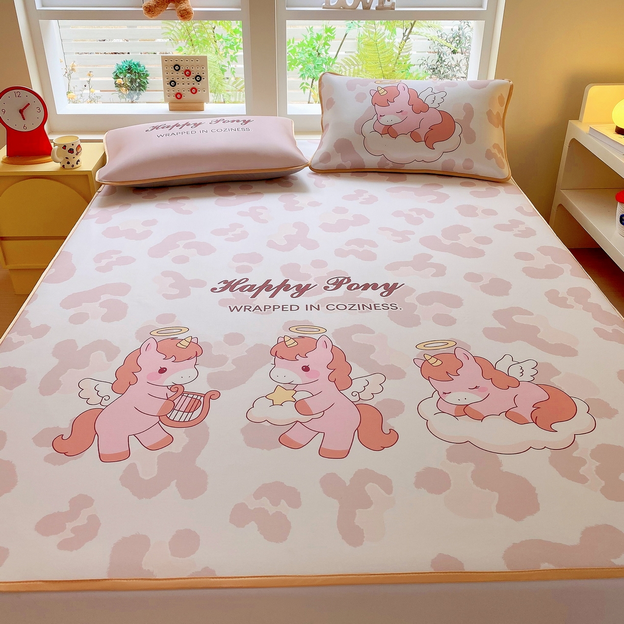 91家纺网 家纺一手货源 找家纺 莱米家纺 2026新款大版小冰皮床笠床席 快乐小狗床席