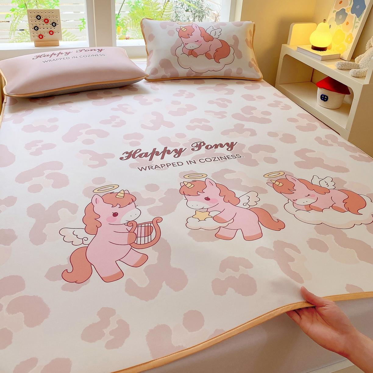 91家纺网 家纺一手货源 找家纺 莱米家纺 2026新款大版小冰皮床笠床席 快乐小狗床席