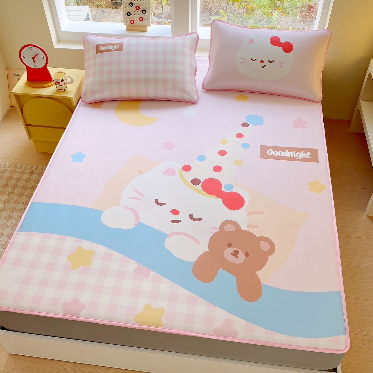 91家纺网 家纺一手货源 找家纺 莱米家纺 2026新款大版小冰皮床笠床席 晚安小猫床笠