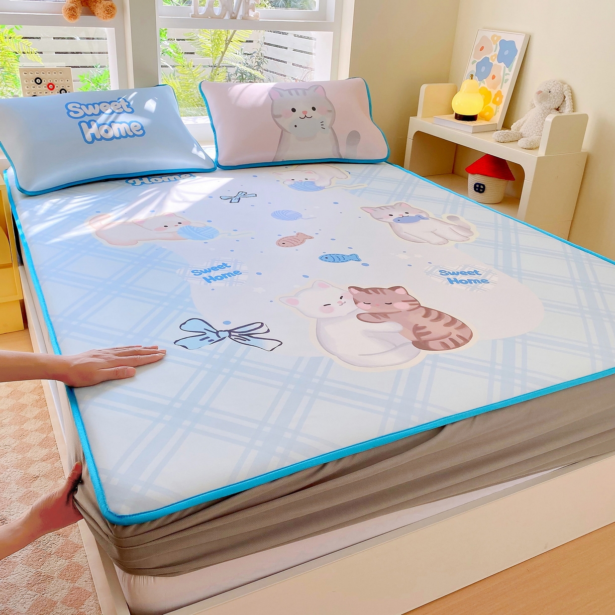 91家纺网 家纺一手货源 找家纺 莱米家纺 2026新款大版小冰皮床笠床席 甜心猫咪床笠