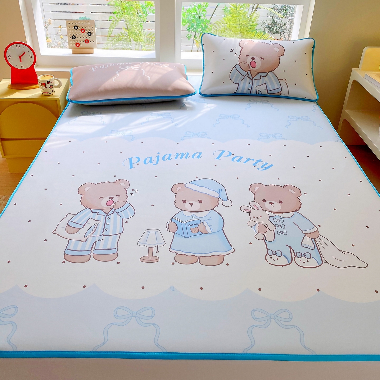 91家纺网 家纺一手货源 找家纺 莱米家纺 2026新款大版小冰皮床笠床席 熊熊派对床席