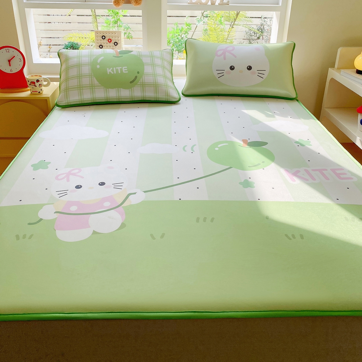 91家纺网 家纺一手货源 找家纺 莱米家纺 2026新款大版小冰皮床笠床席 猫咪气球床笠