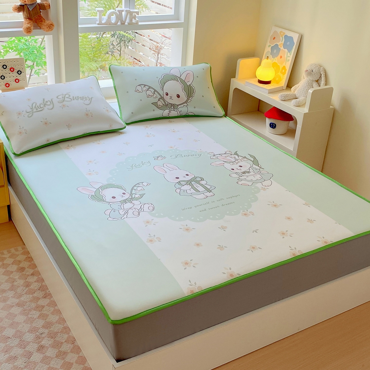 91家纺网 家纺一手货源 找家纺 莱米家纺 2026新款大版小冰皮床笠床席 甜美小兔床笠