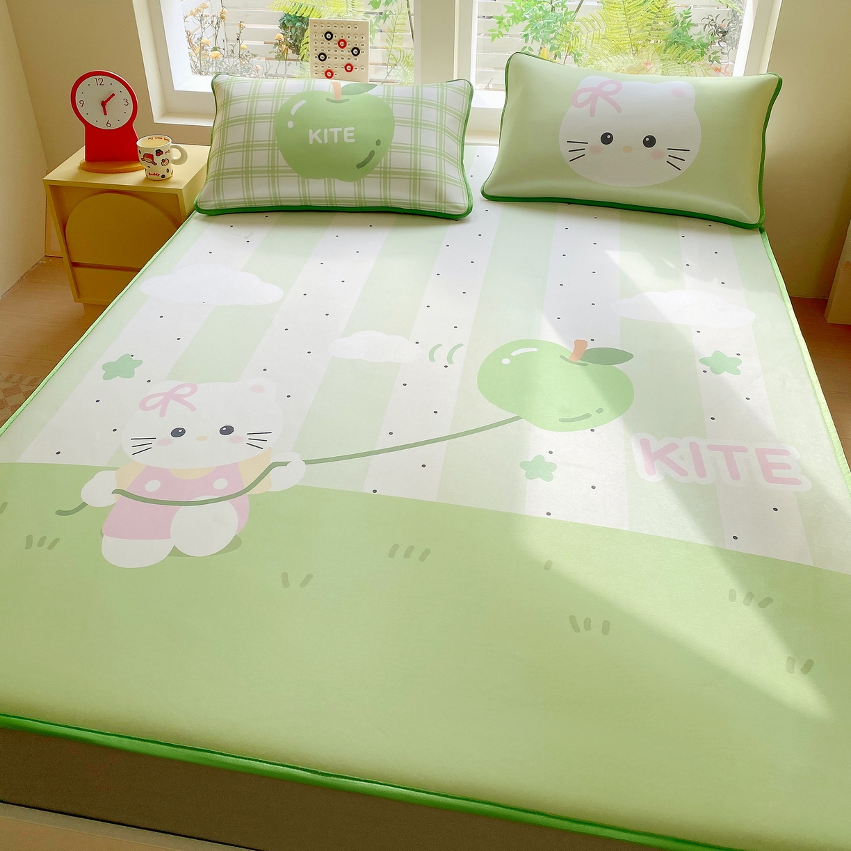 91家纺网 家纺一手货源 找家纺 莱米家纺 2026新款大版小冰皮床笠床席 猫咪气球床笠