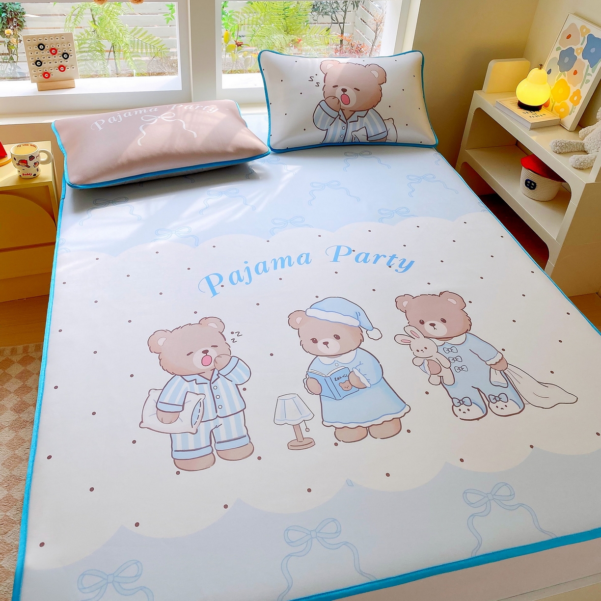 91家纺网 家纺一手货源 找家纺 莱米家纺 2026新款大版小冰皮床笠床席 熊熊派对床席