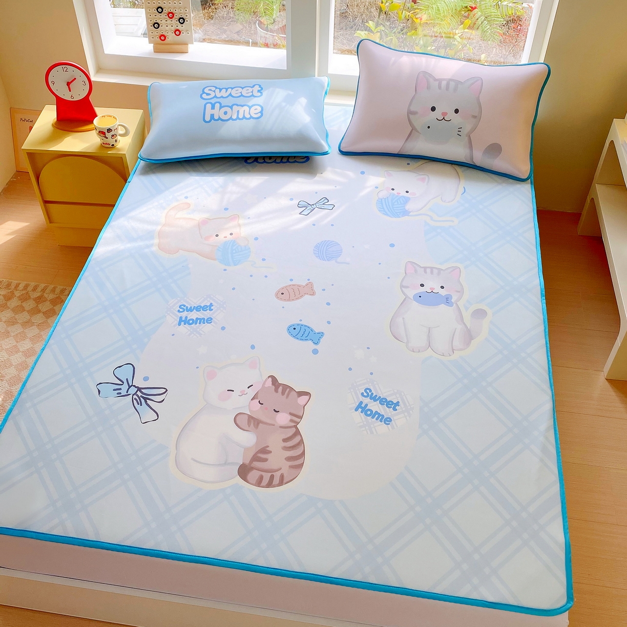 91家纺网 家纺一手货源 找家纺 莱米家纺 2026新款大版小冰皮床笠床席 甜心猫咪床席