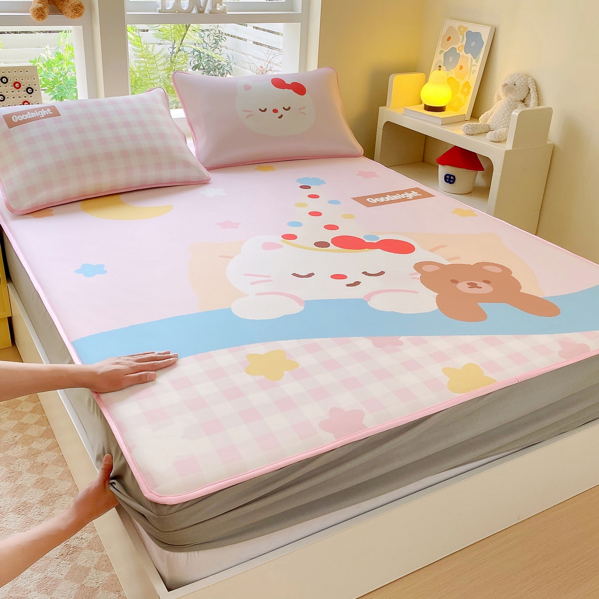 91家纺网 家纺一手货源 找家纺 莱米家纺 2026新款大版小冰皮床笠床席 晚安小猫床笠