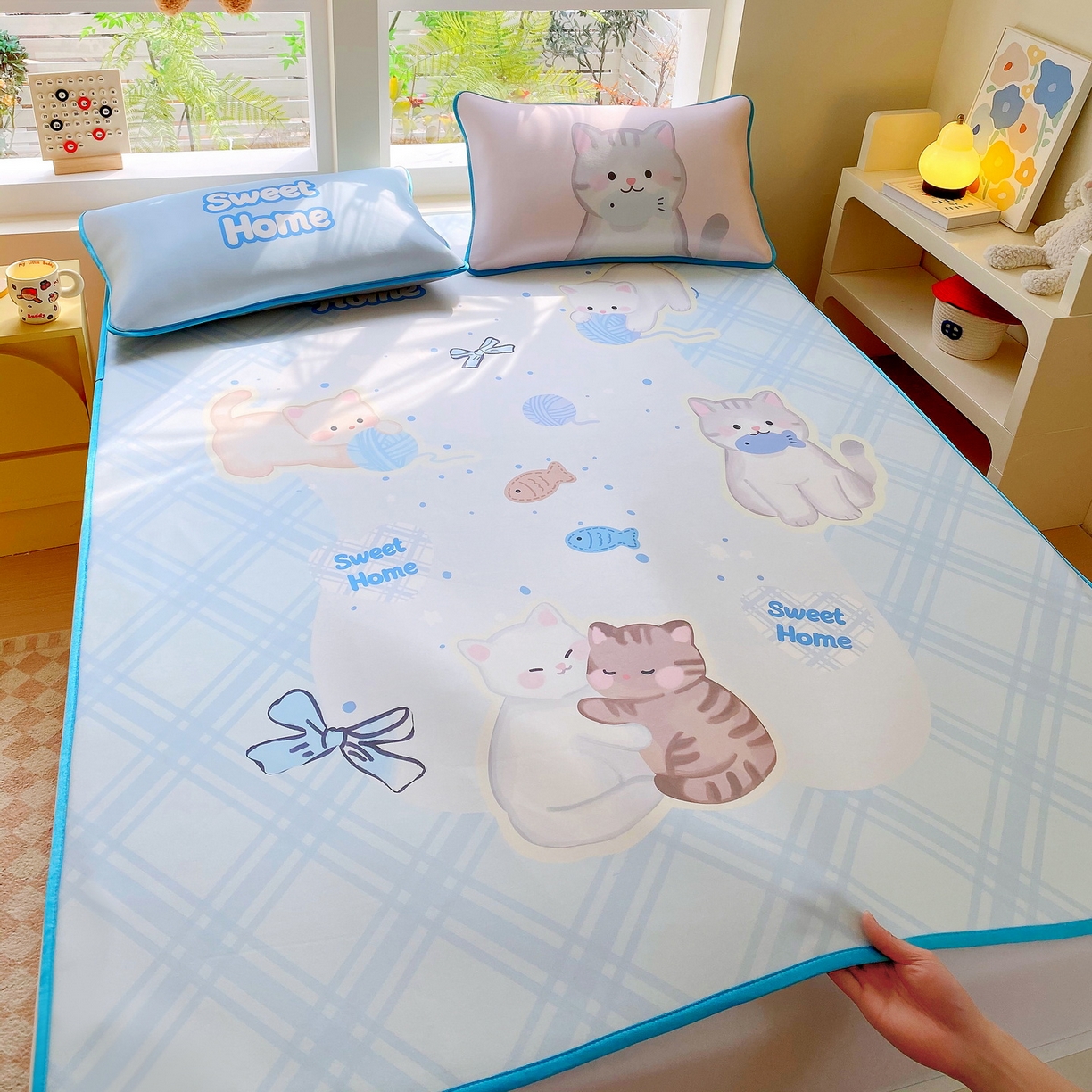 91家纺网 家纺一手货源 找家纺 莱米家纺 2026新款大版小冰皮床笠床席 甜心猫咪床席