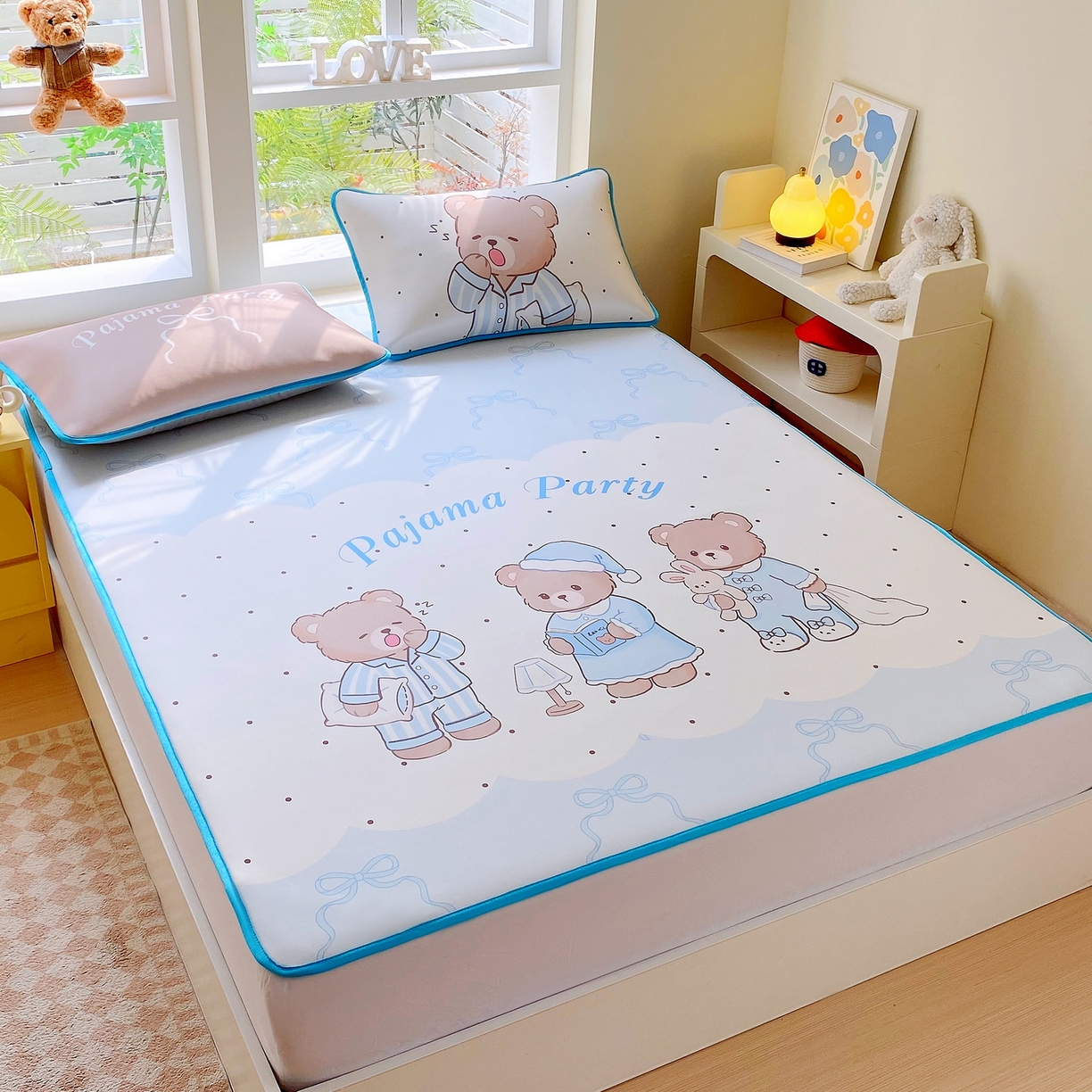 91家纺网 家纺一手货源 找家纺 莱米家纺 2026新款大版小冰皮床笠床席 熊熊派对床席